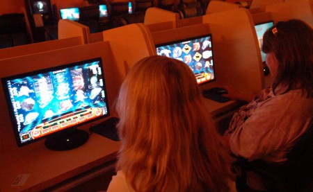 Un cybercafé illégal fermé par les autorités en Arizona